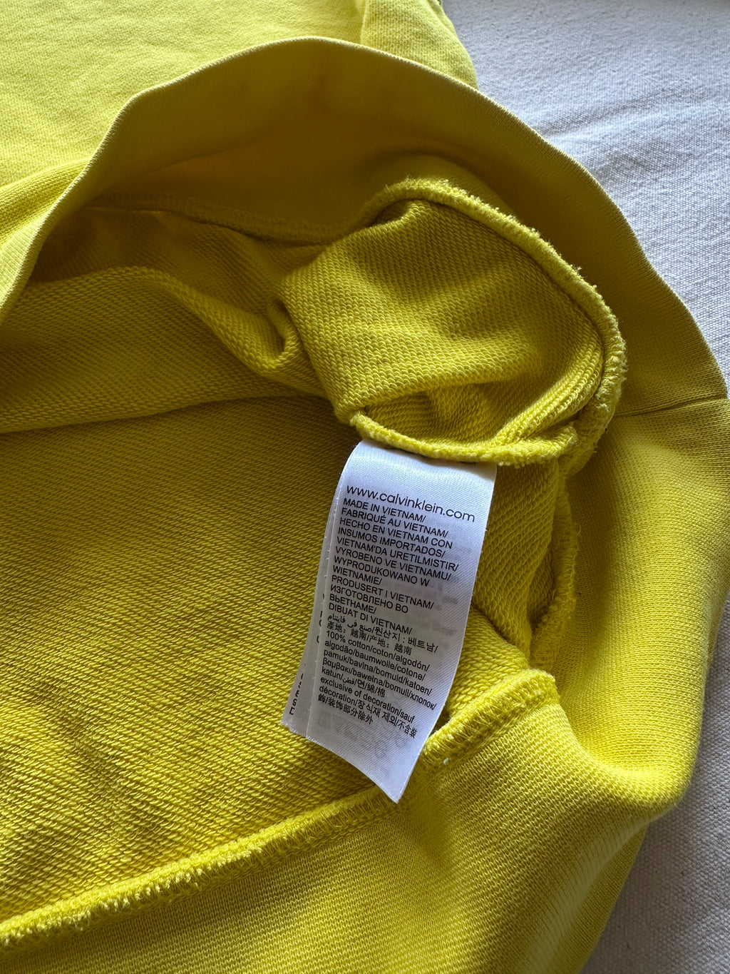 Calvin Klein — Crewneck Amarillo, Talla L
