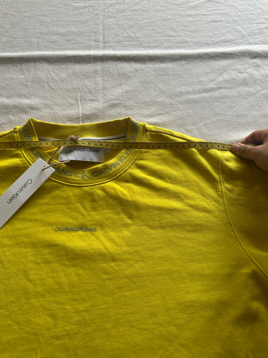 Calvin Klein — Crewneck Amarillo, Talla L