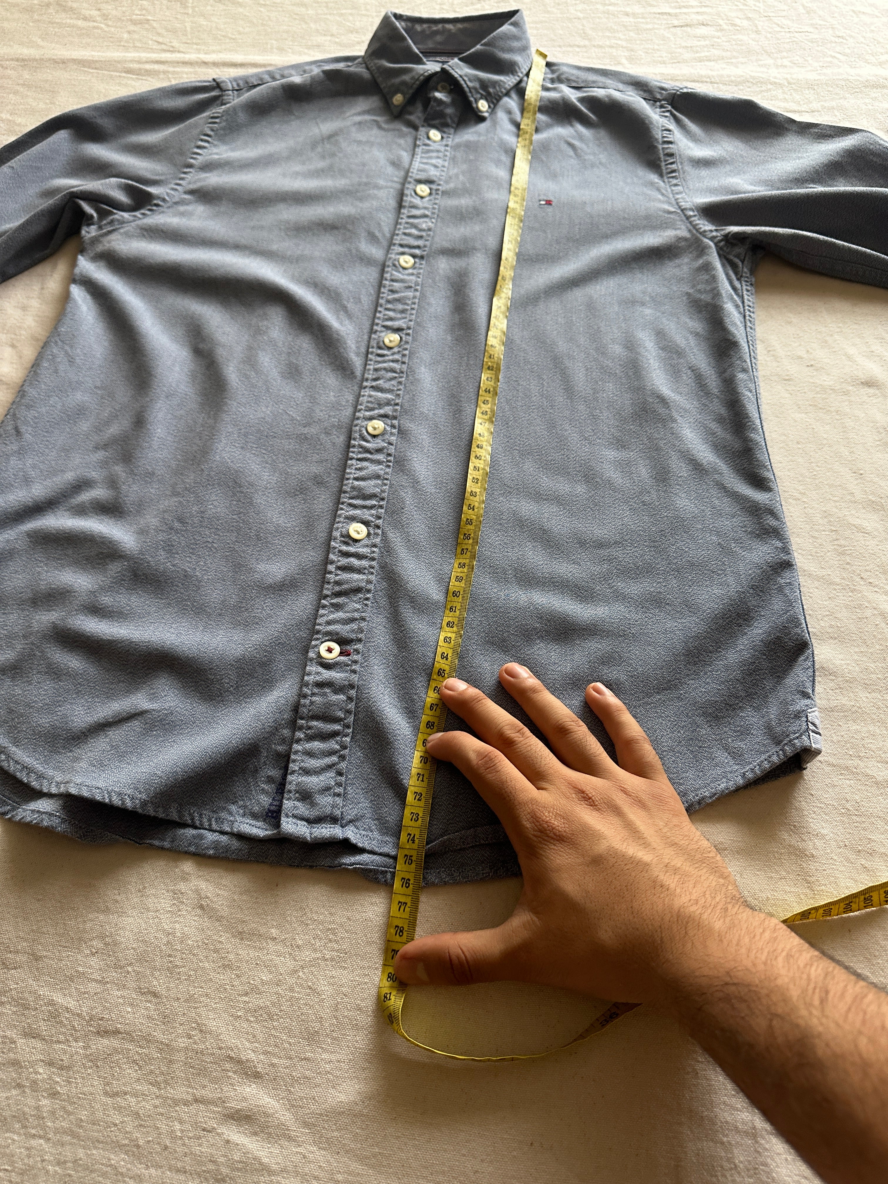 1. Tommy Hilfiger — Camisa Plomo Claro, Talla S
