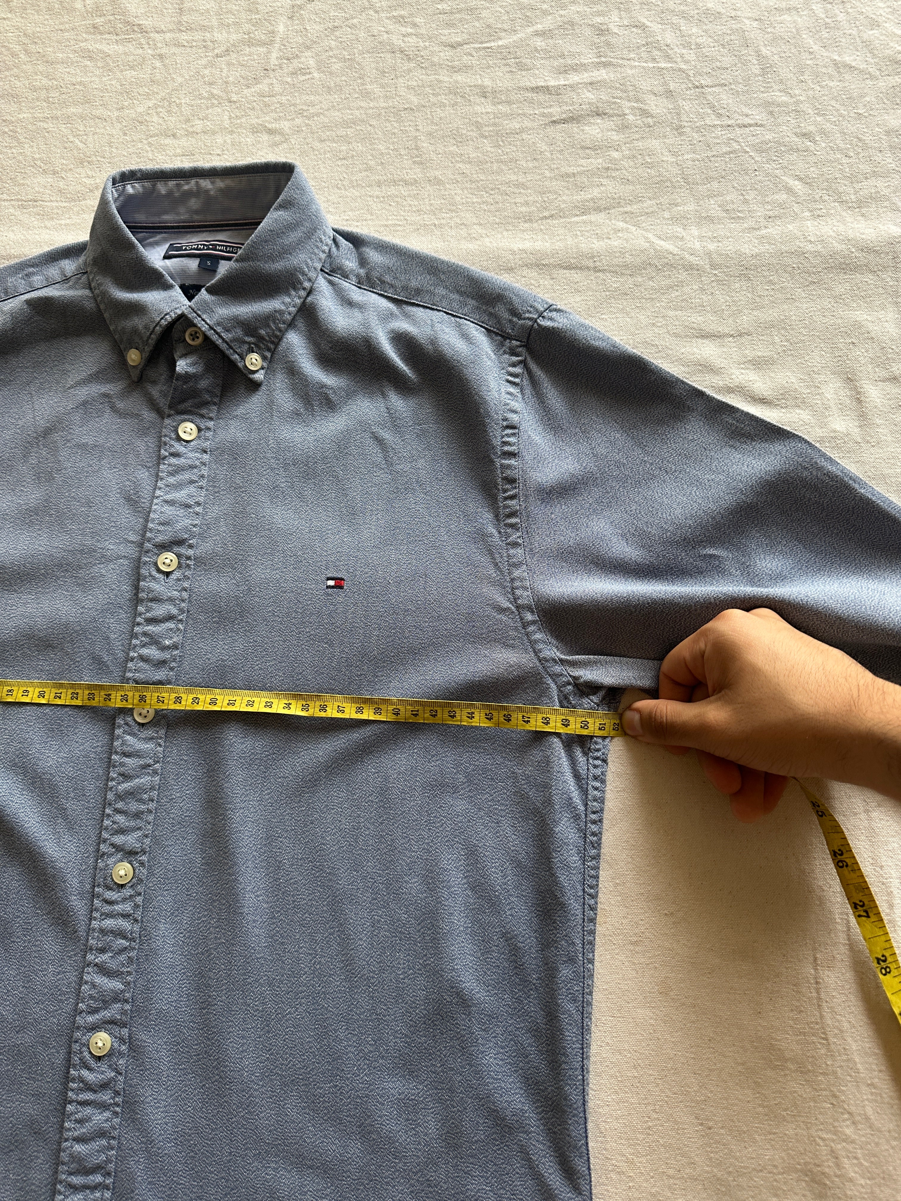 1. Tommy Hilfiger — Camisa Plomo Claro, Talla S