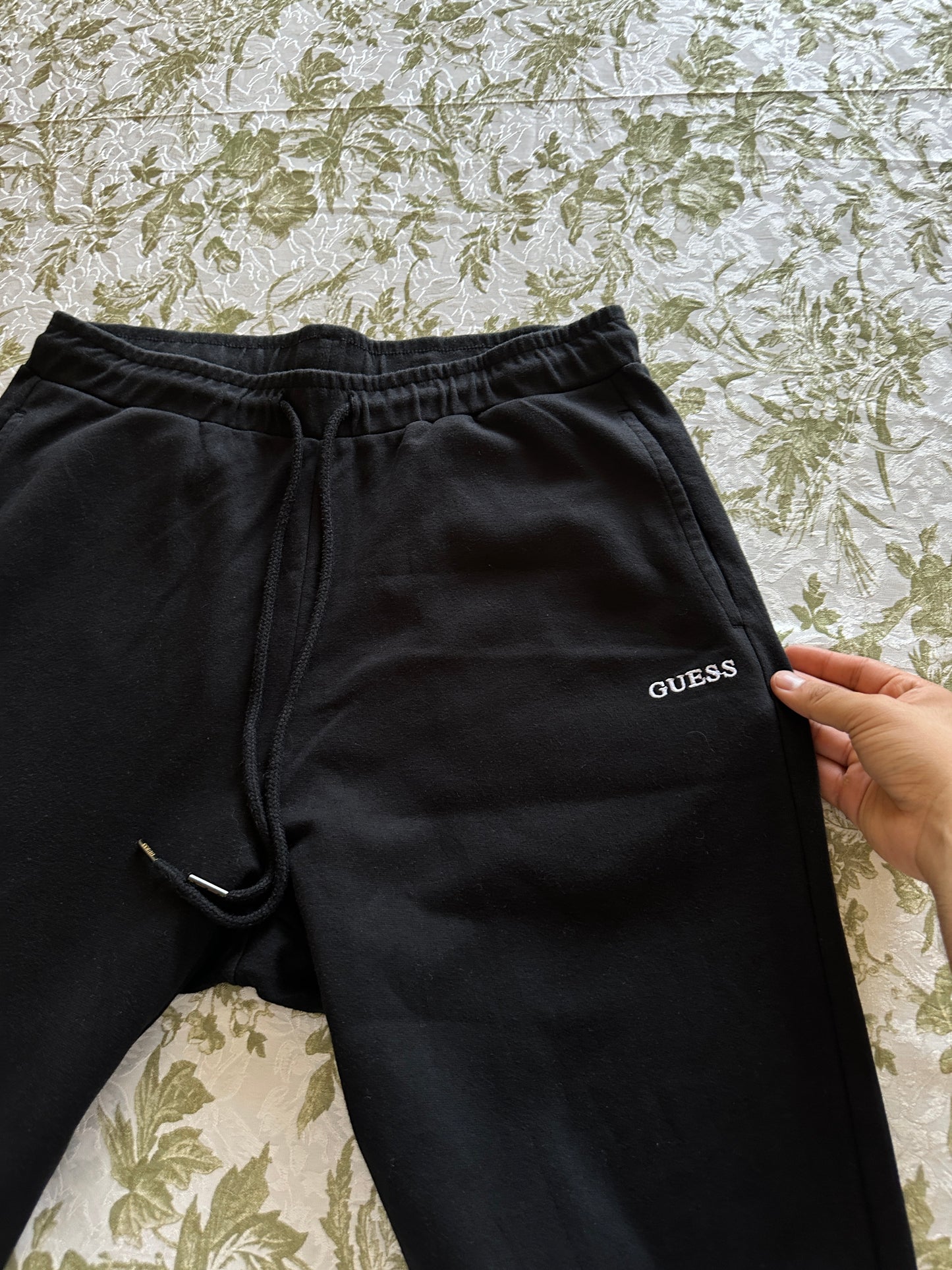 Guess - M