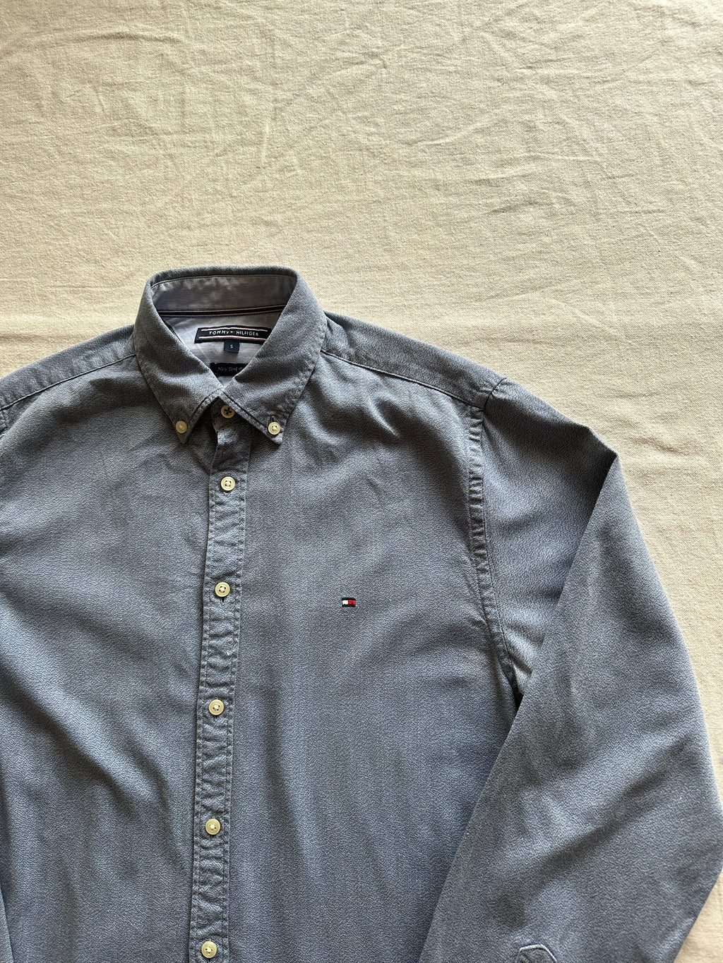 1. Tommy Hilfiger — Camisa Plomo Claro, Talla S