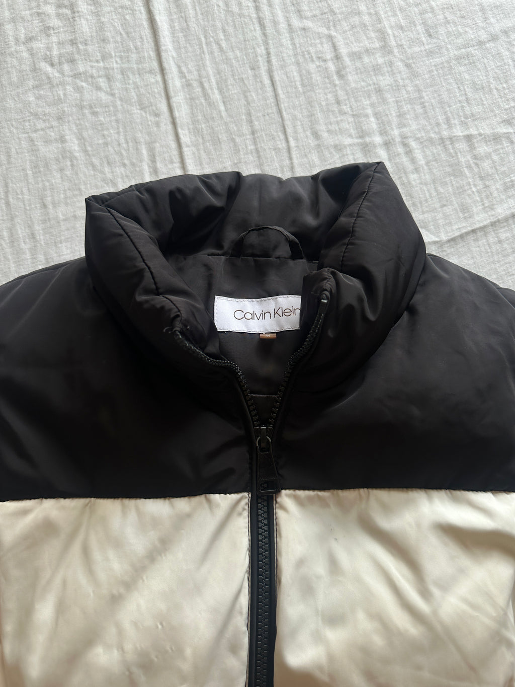 Calvin Klein — Chaleco Plumas, Talla M