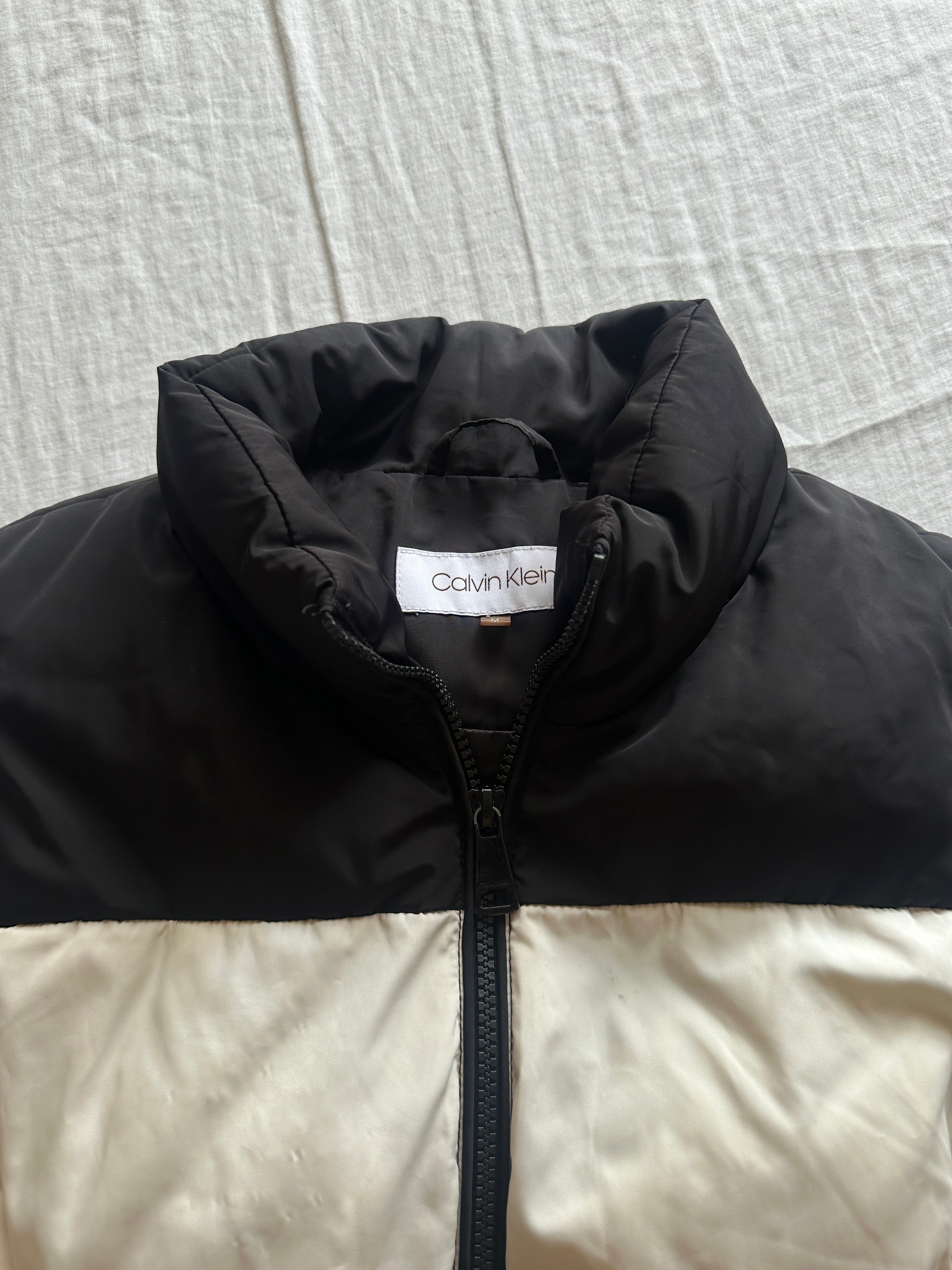 Calvin Klein — Chaleco Plumas, Talla M