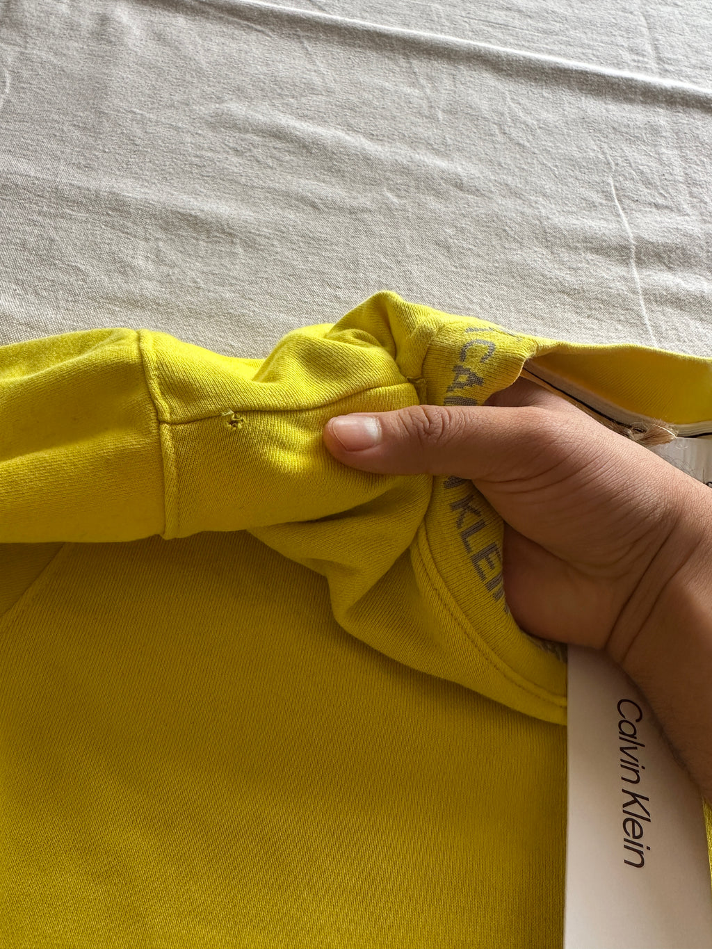 Calvin Klein — Crewneck Amarillo, Talla L