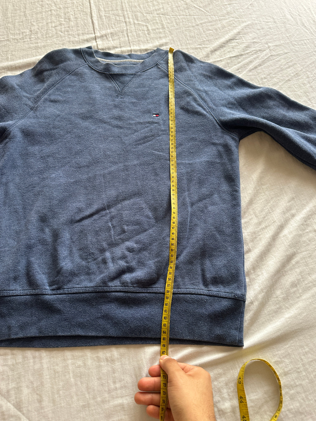 1. Tommy Hilfiger — Crewneck Azul, Talla XS