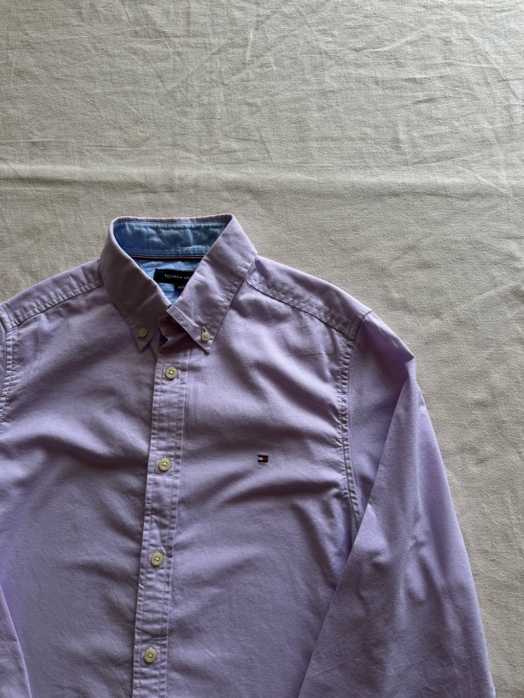 1. Tommy Hilfiger — Camisa Morada Claro, Talla XS
