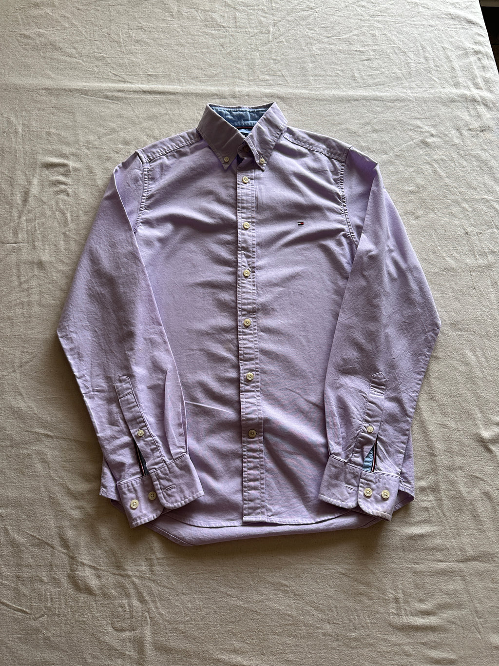1. Tommy Hilfiger — Camisa Morada Claro, Talla XS