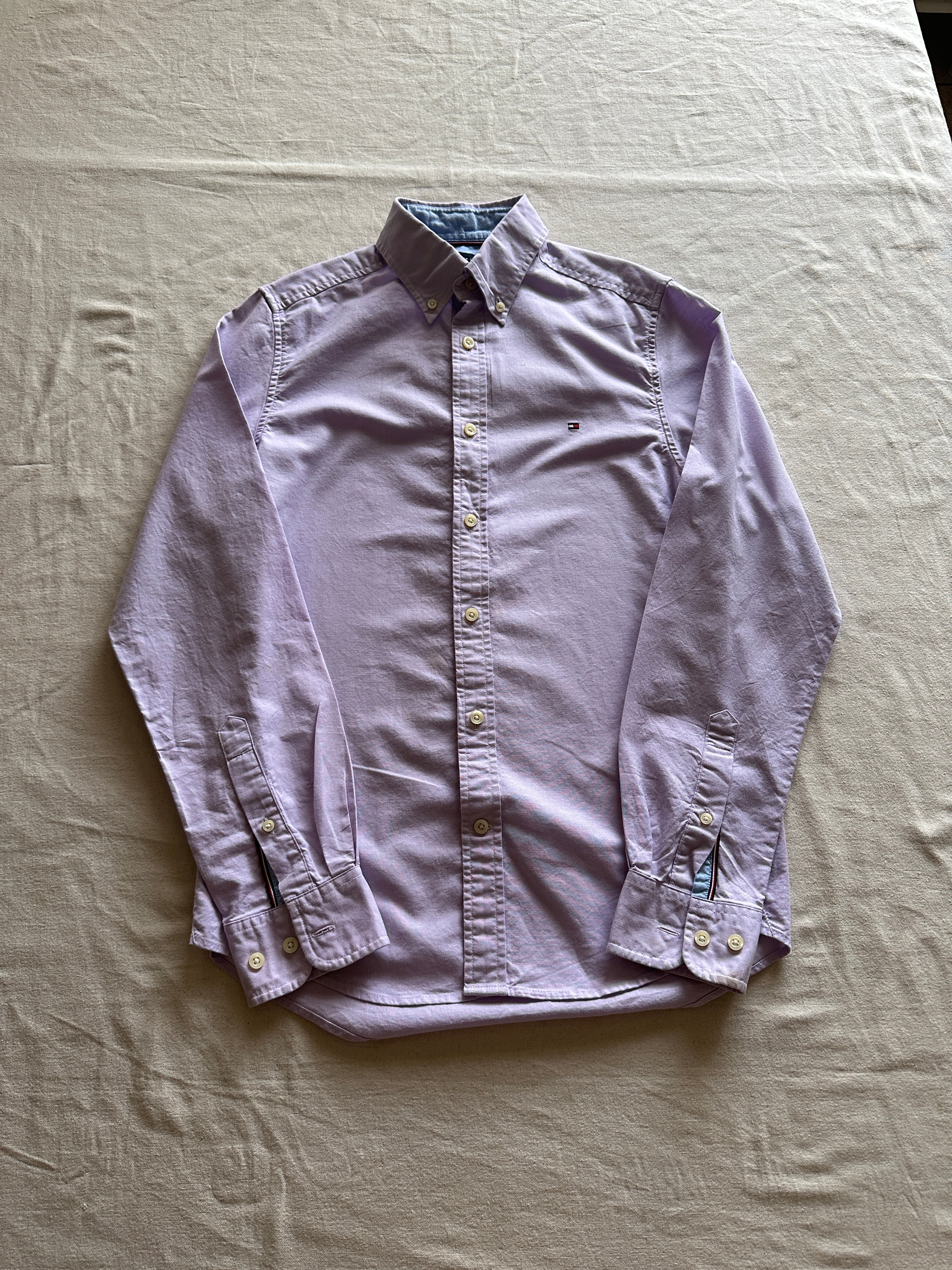 1. Tommy Hilfiger — Camisa Morada Claro, Talla XS