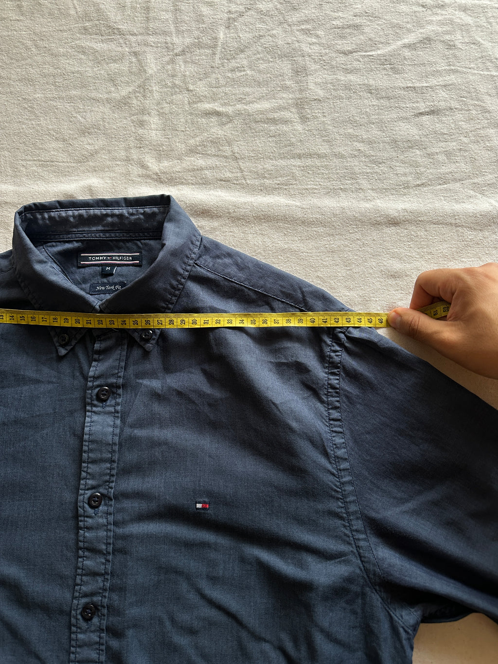 1. Tommy Hilfiger — Camisa Azul Oscuro, Talla M