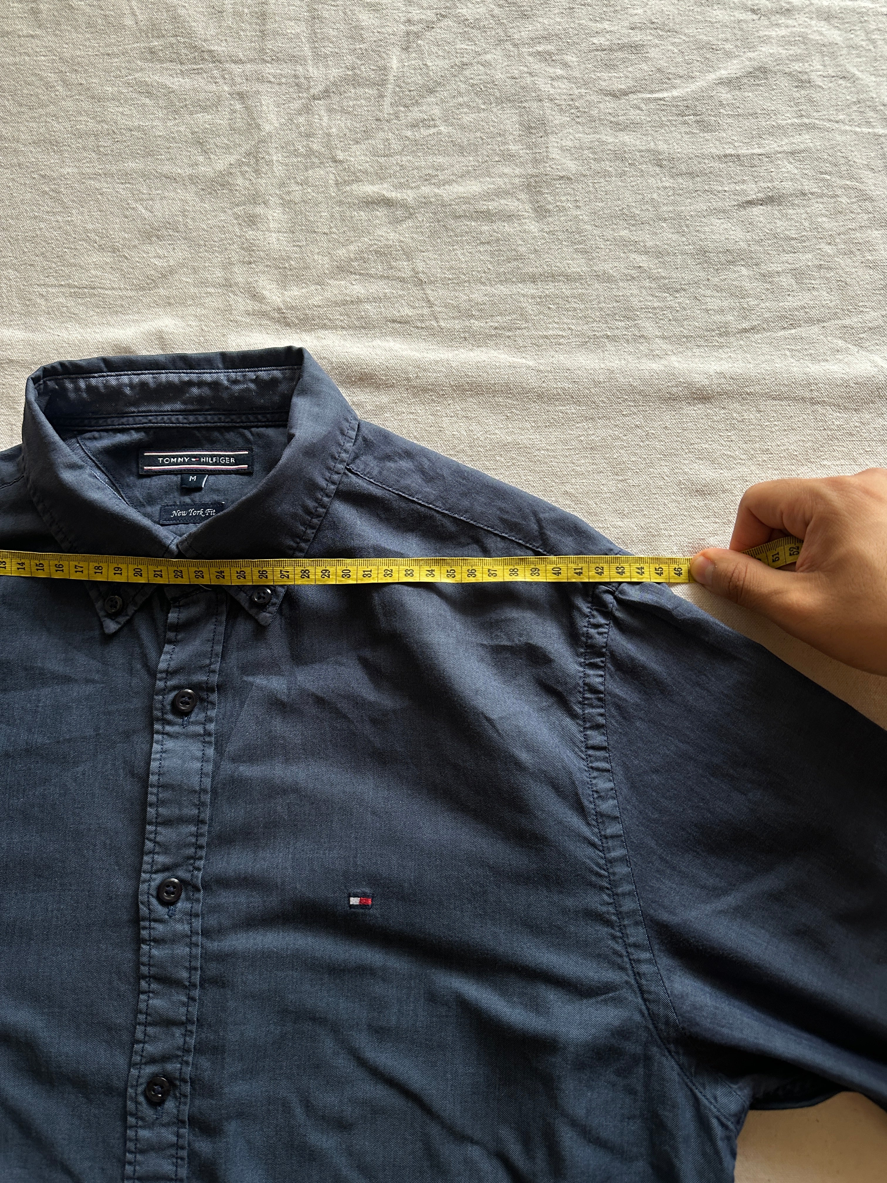 1. Tommy Hilfiger — Camisa Azul Oscuro, Talla M