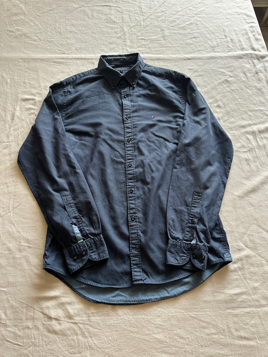 1. Tommy Hilfiger — Camisa Azul Oscuro, Talla M