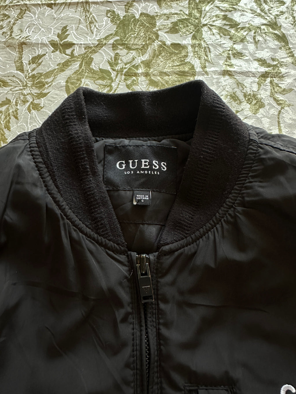 Guess — Bomber Jacket, Talla S