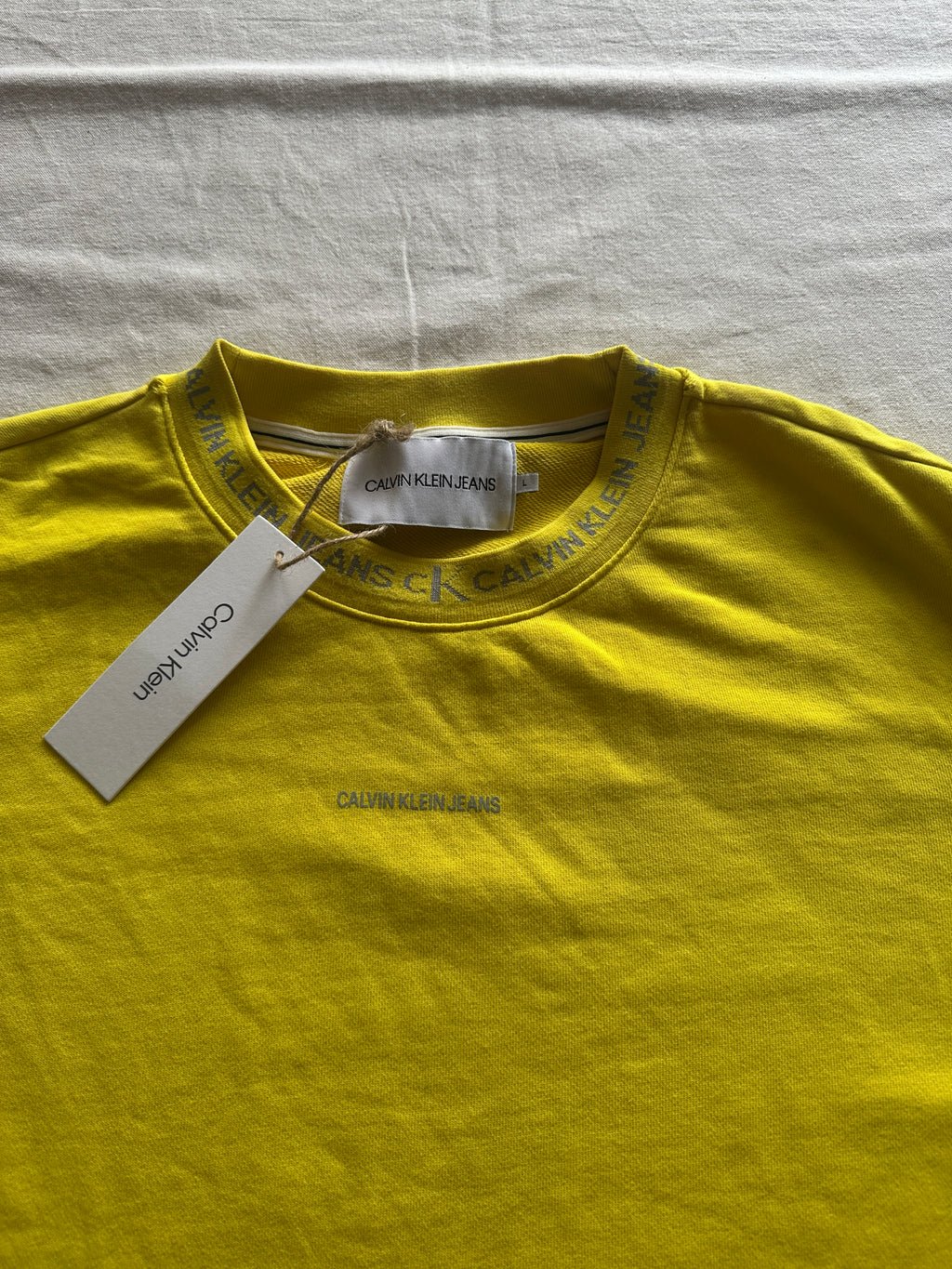 Calvin Klein — Crewneck Amarillo, Talla L