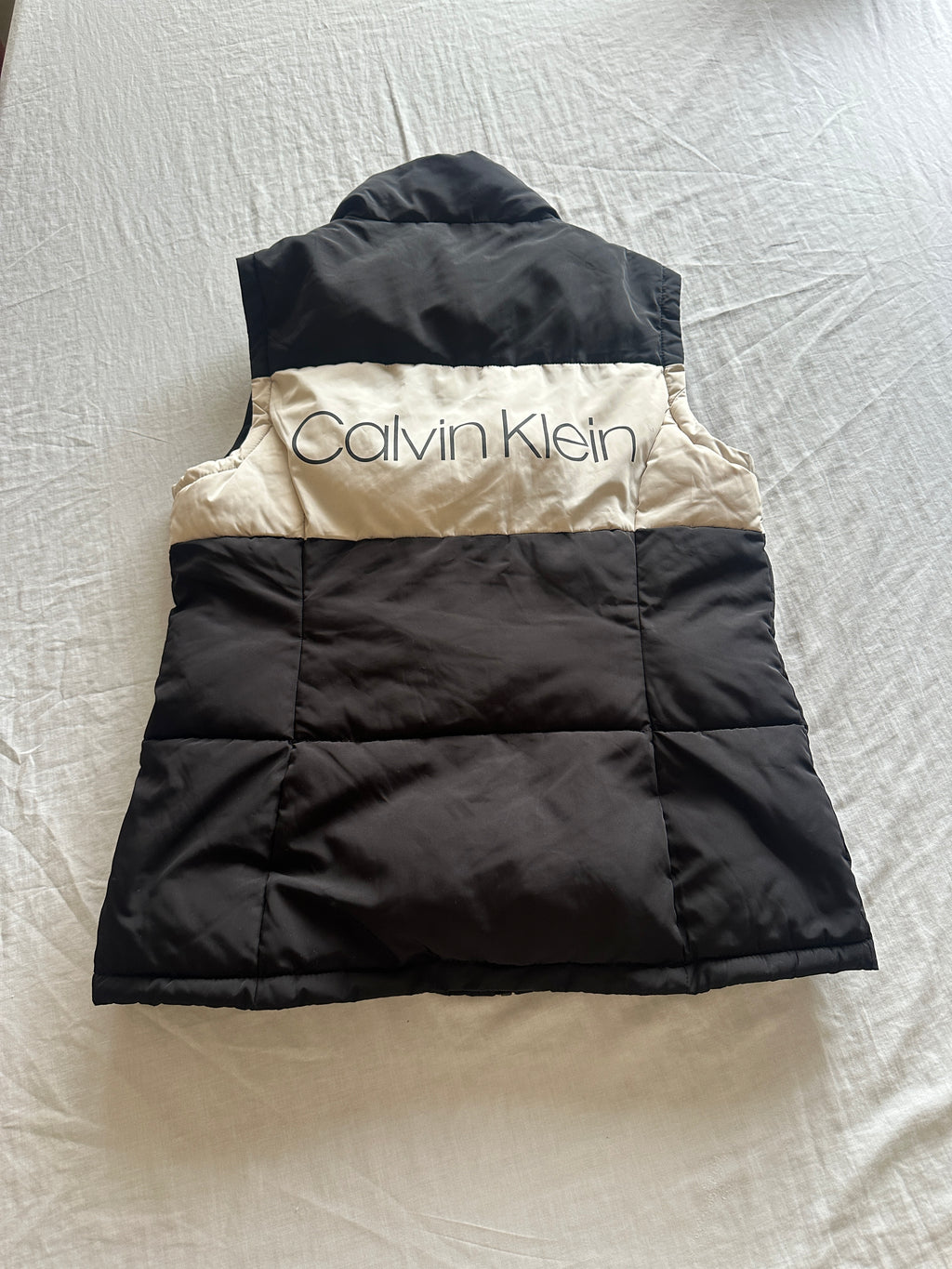 Calvin Klein — Chaleco Plumas, Talla M