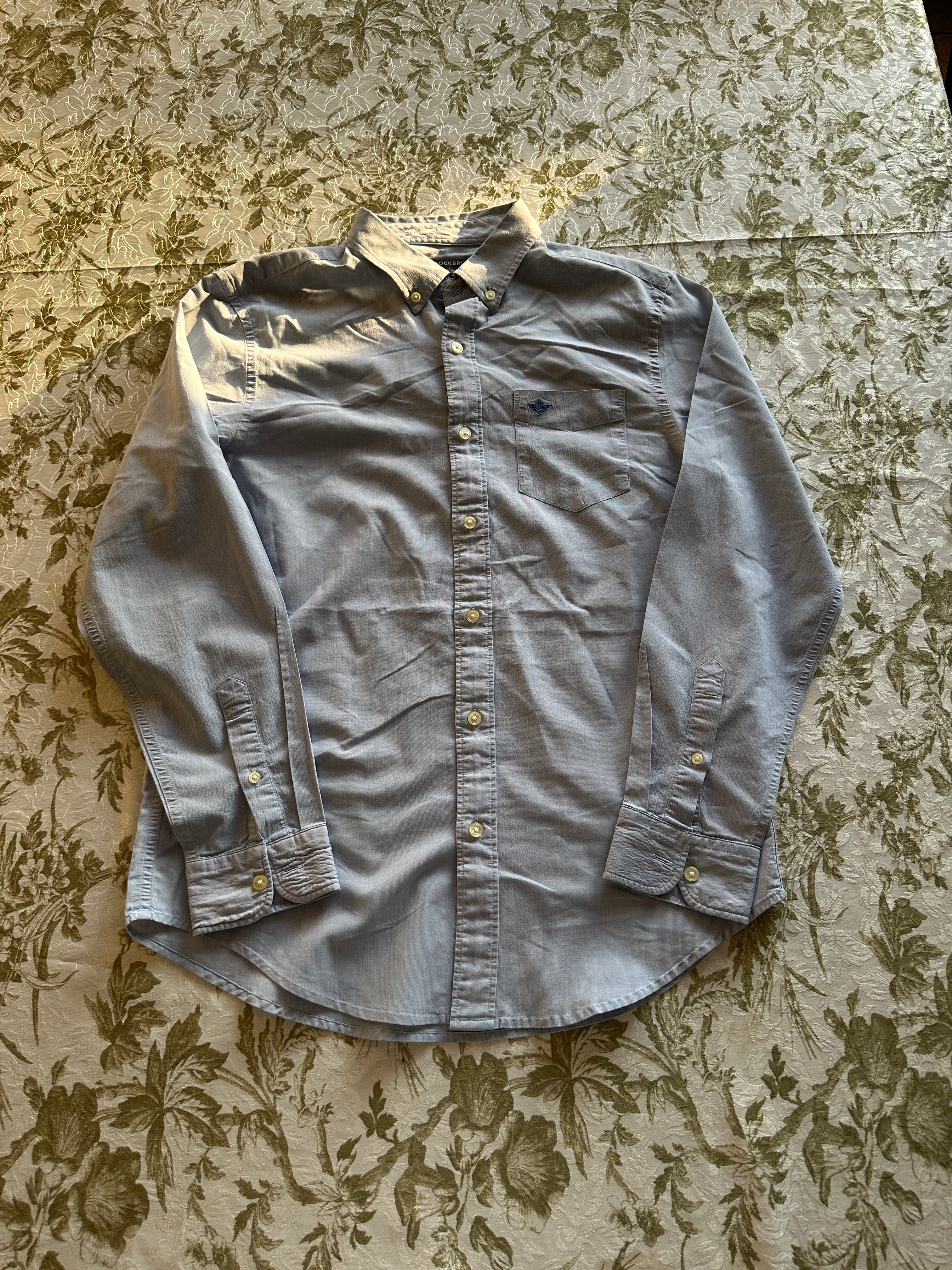 Dockers — Camisa Celeste, Talla M