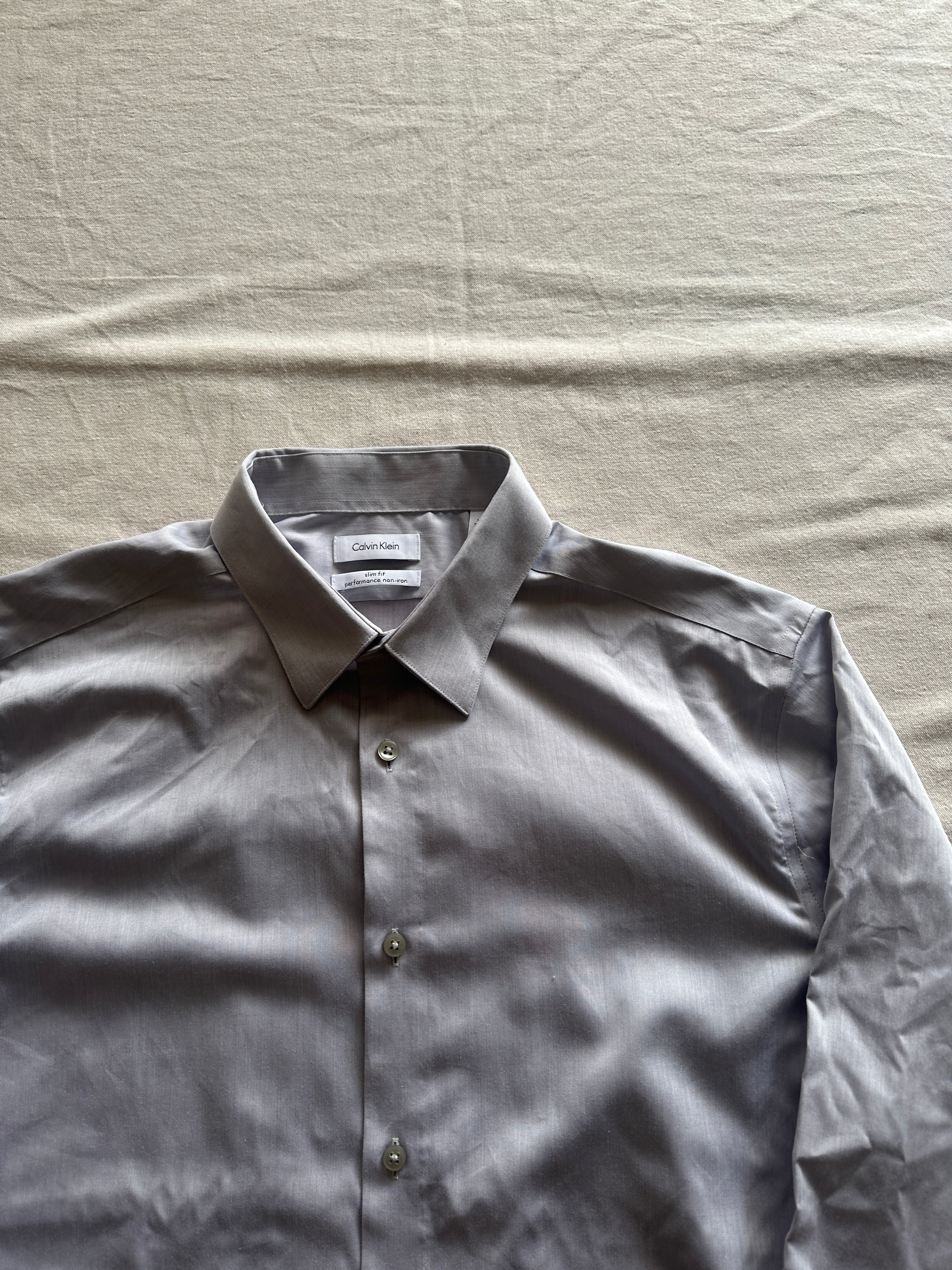 Calvin Klein — Camisa Plomo Claro, Talla L