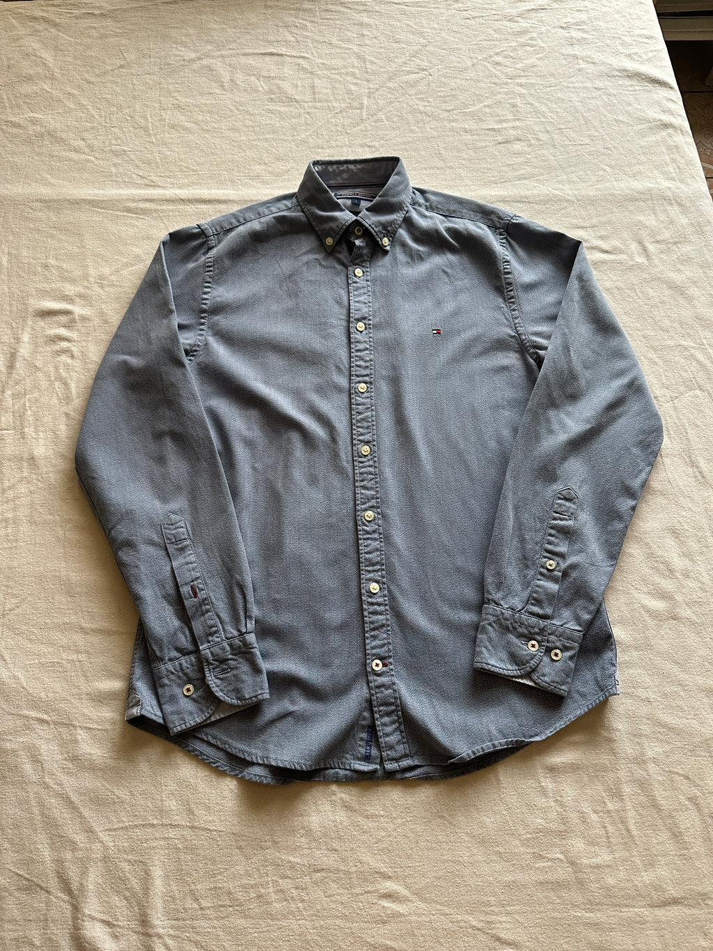 1. Tommy Hilfiger — Camisa Plomo Claro, Talla S