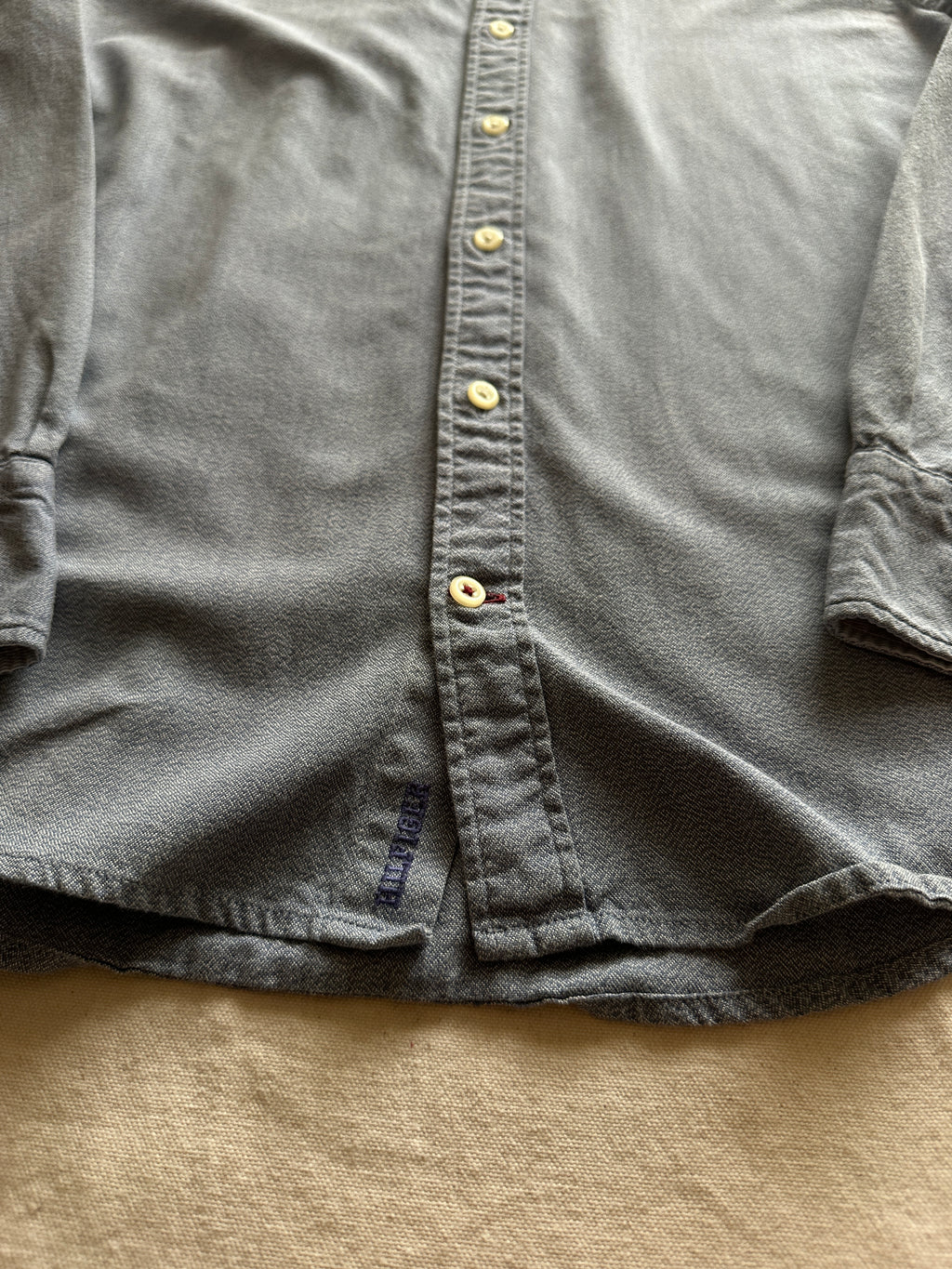 1. Tommy Hilfiger — Camisa Plomo Claro, Talla S
