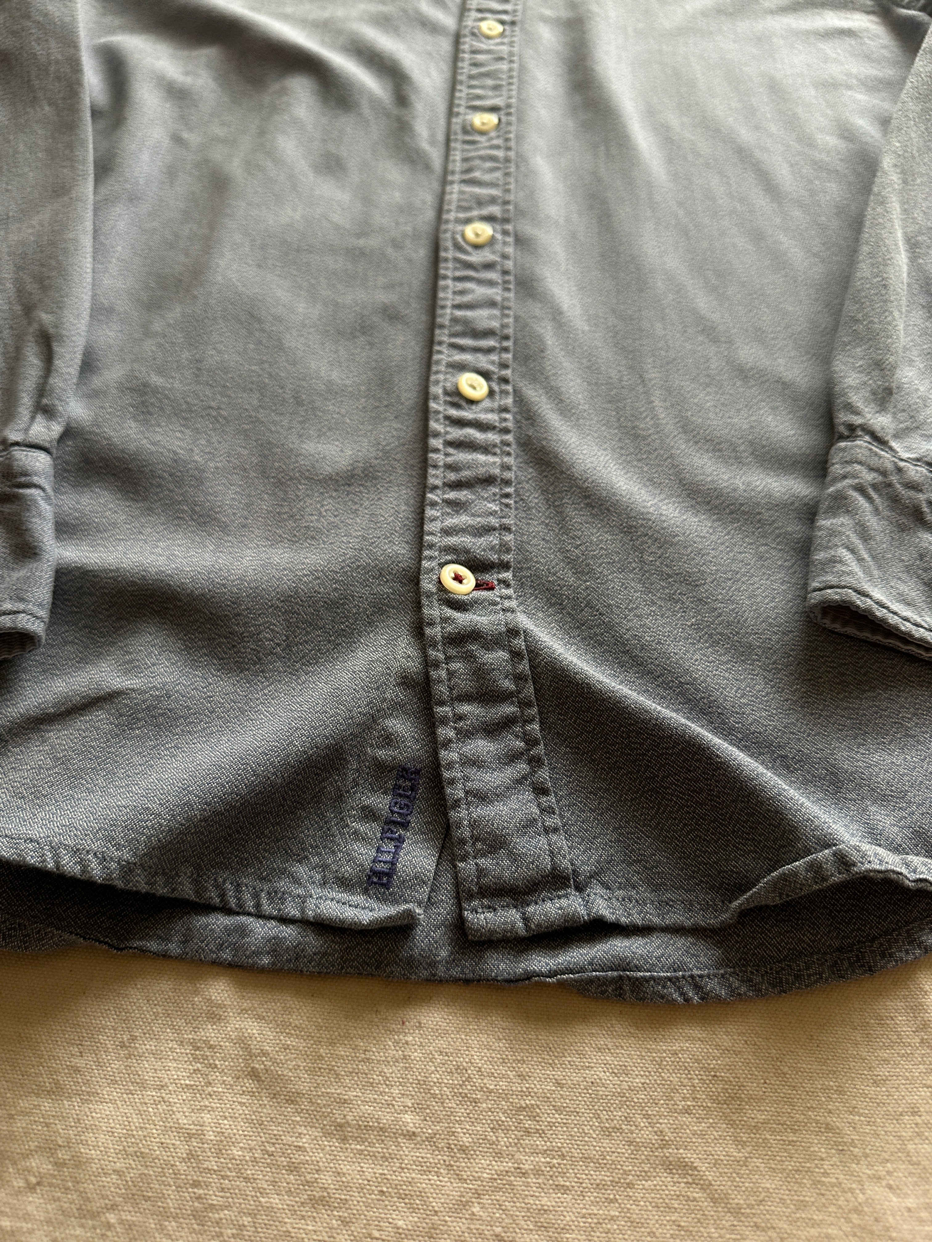 1. Tommy Hilfiger — Camisa Plomo Claro, Talla S