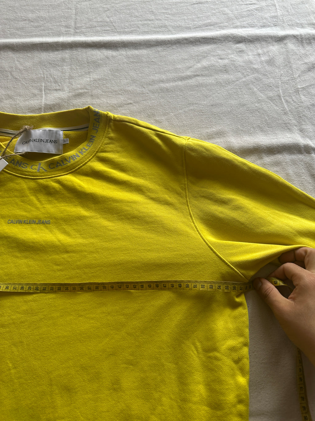 Calvin Klein — Crewneck Amarillo, Talla L