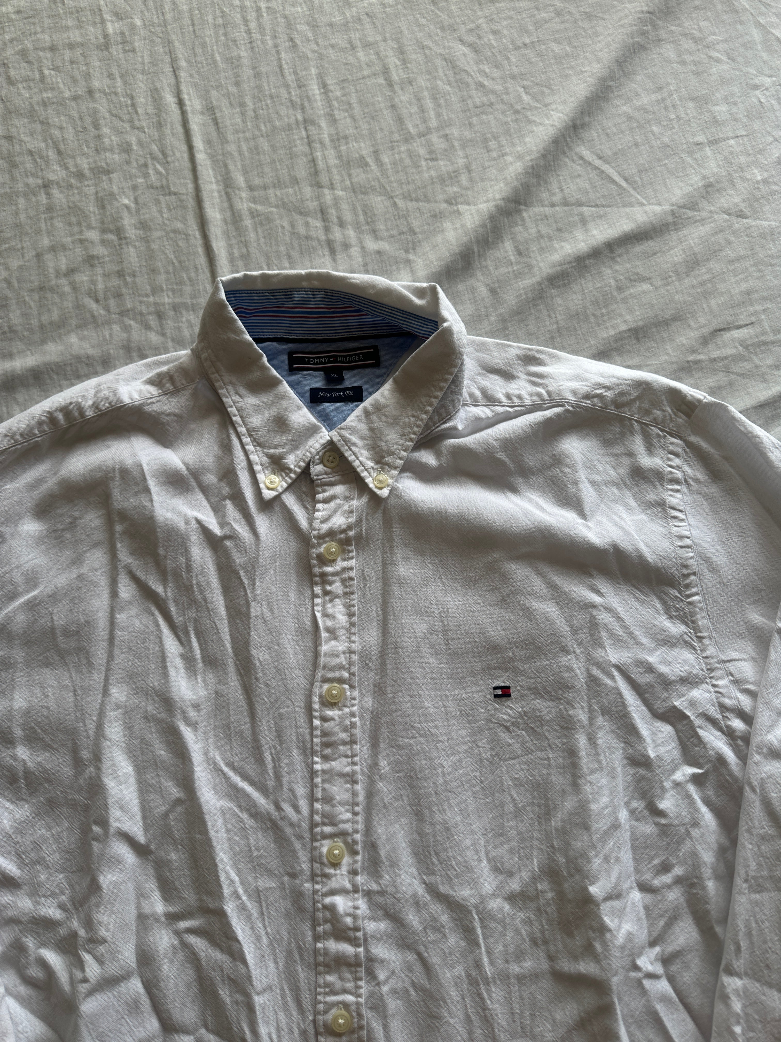1. Tommy Hilfiger — Camisa Blanca, Talla XL