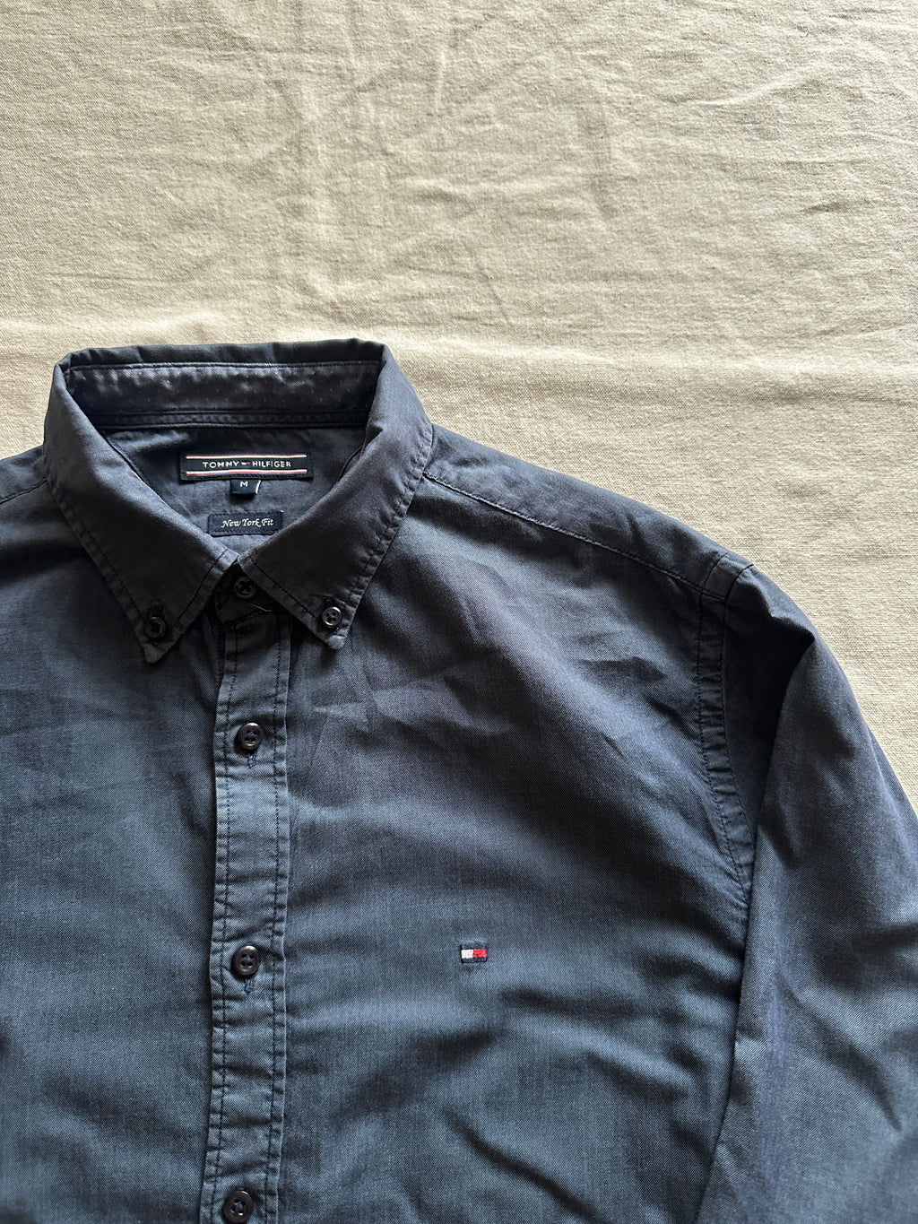 1. Tommy Hilfiger — Camisa Azul Oscuro, Talla M