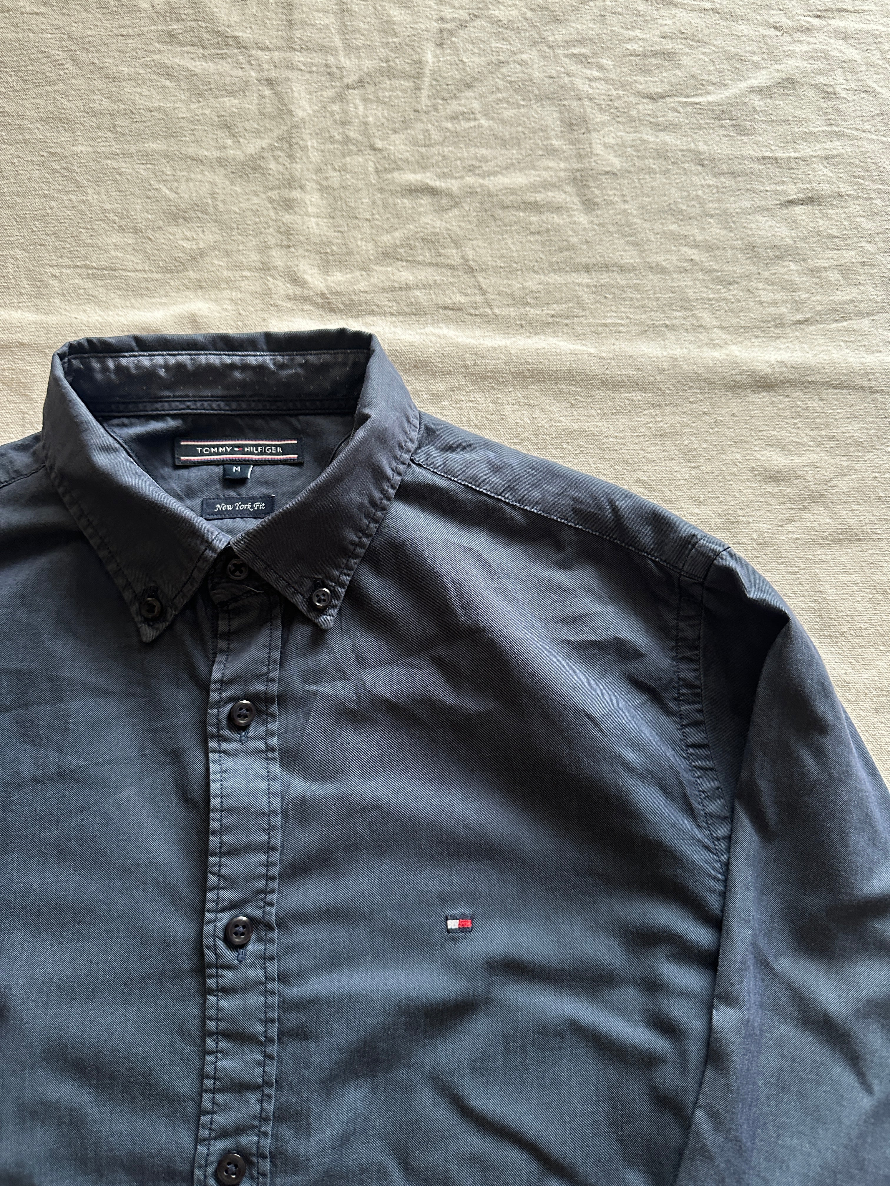 1. Tommy Hilfiger — Camisa Azul Oscuro, Talla M