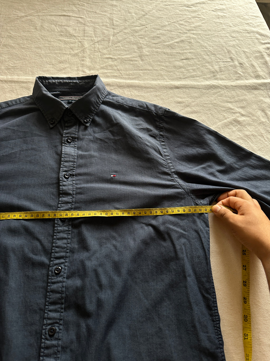 1. Tommy Hilfiger — Camisa Azul Oscuro, Talla M