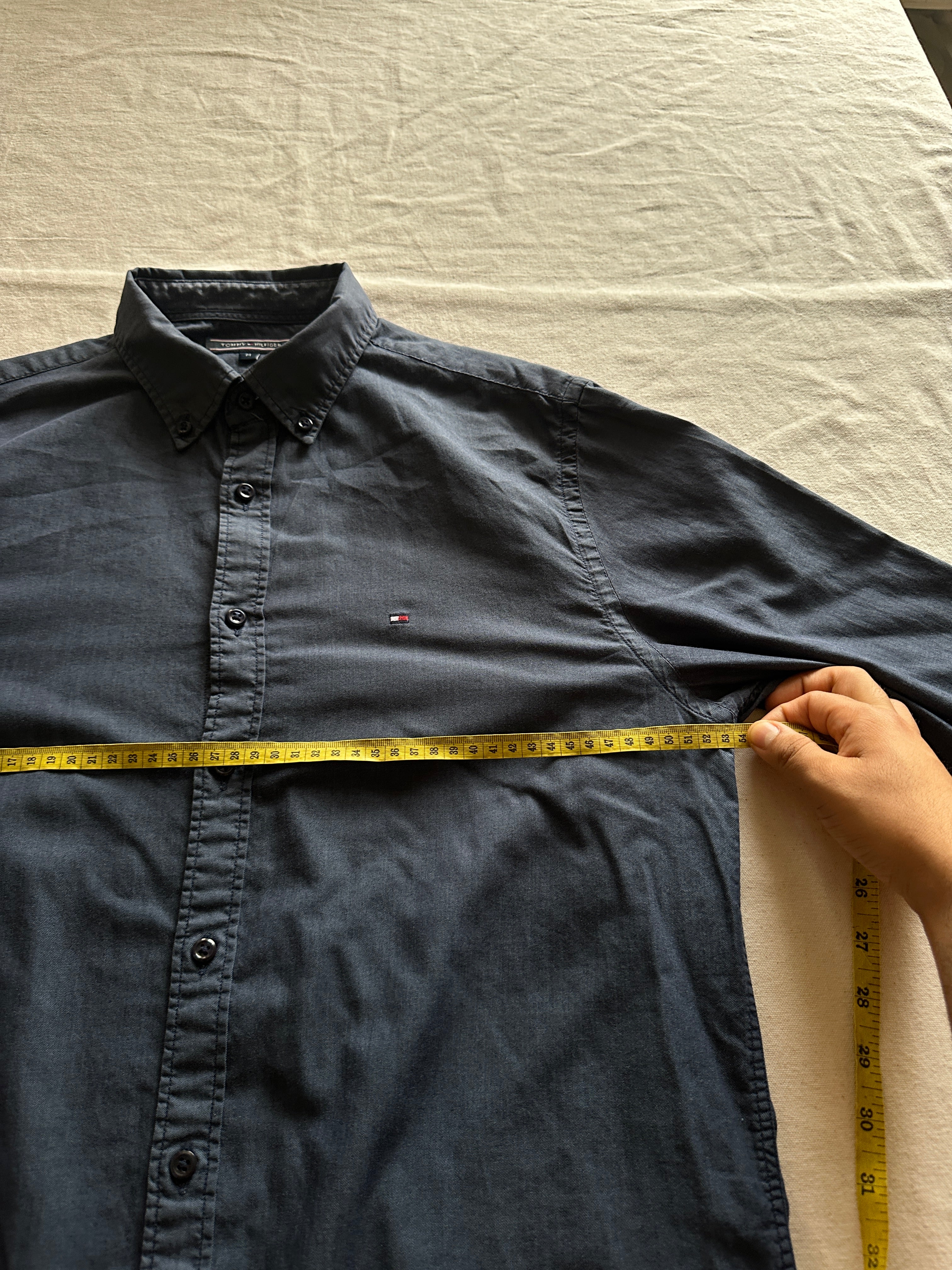 1. Tommy Hilfiger — Camisa Azul Oscuro, Talla M