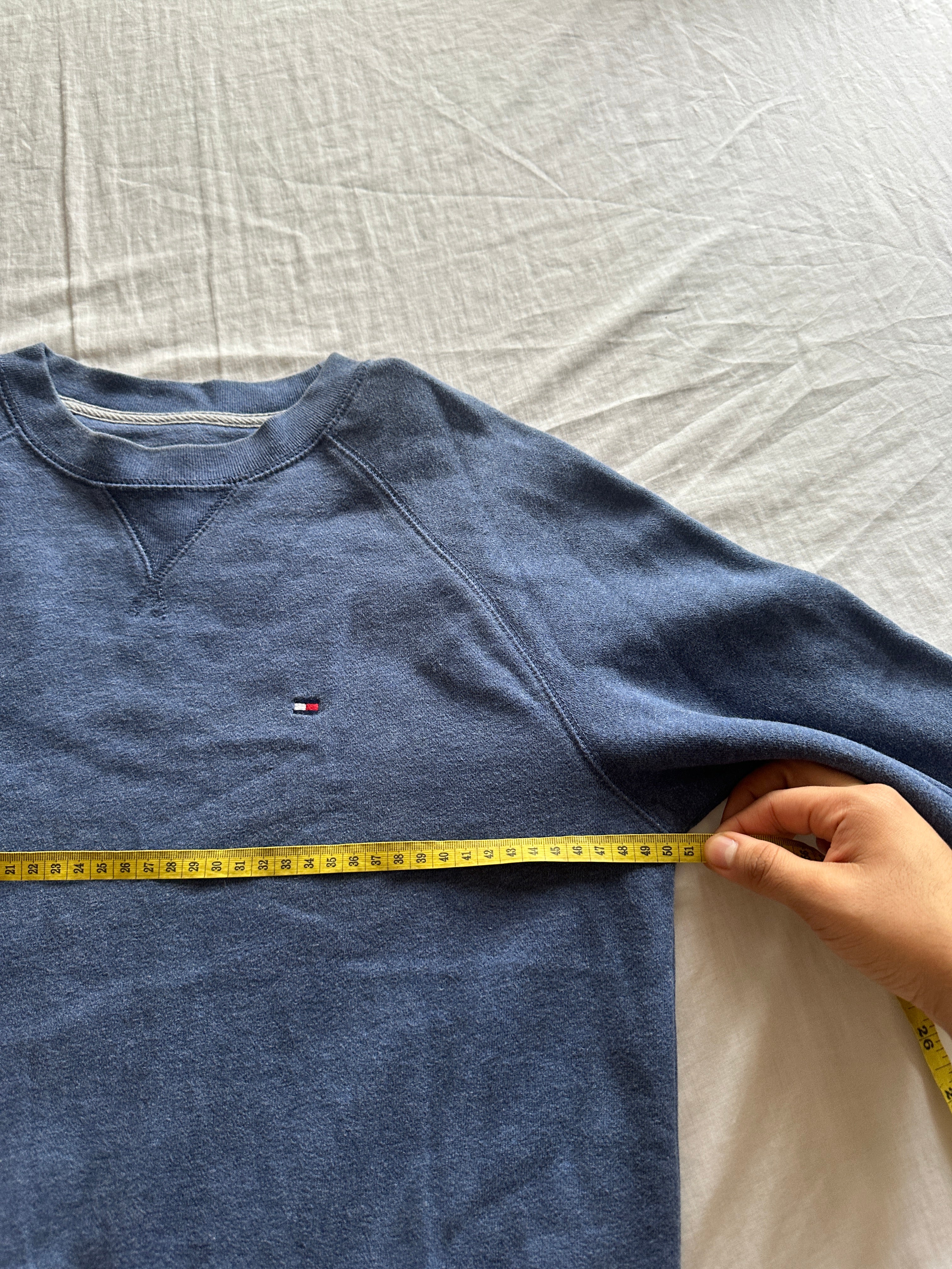 1. Tommy Hilfiger — Crewneck Azul, Talla XS