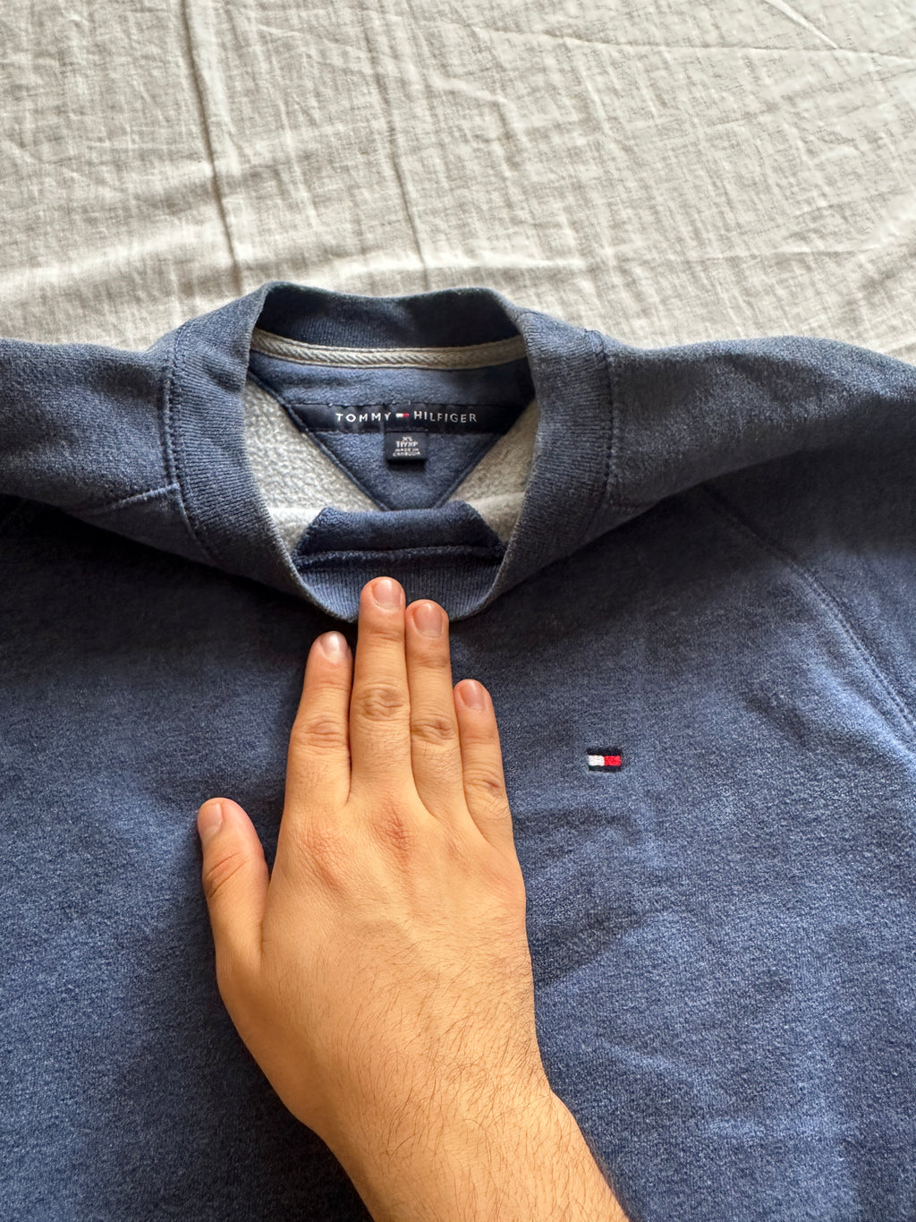 1. Tommy Hilfiger — Crewneck Azul, Talla XS