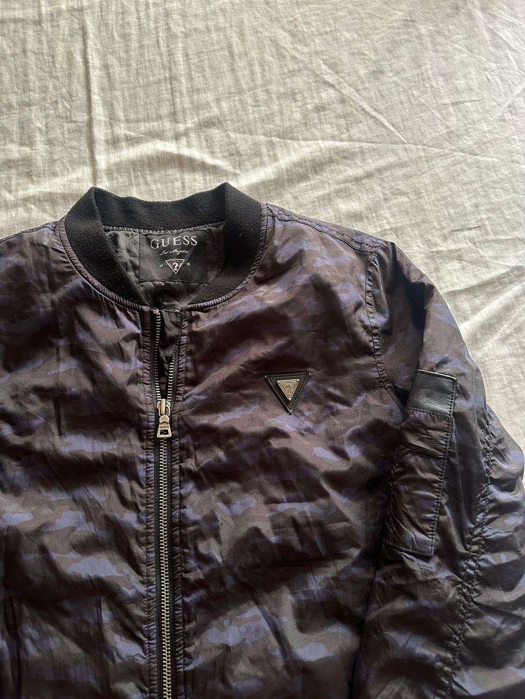 Guess — Bomber Jacket Camu, Talla S
