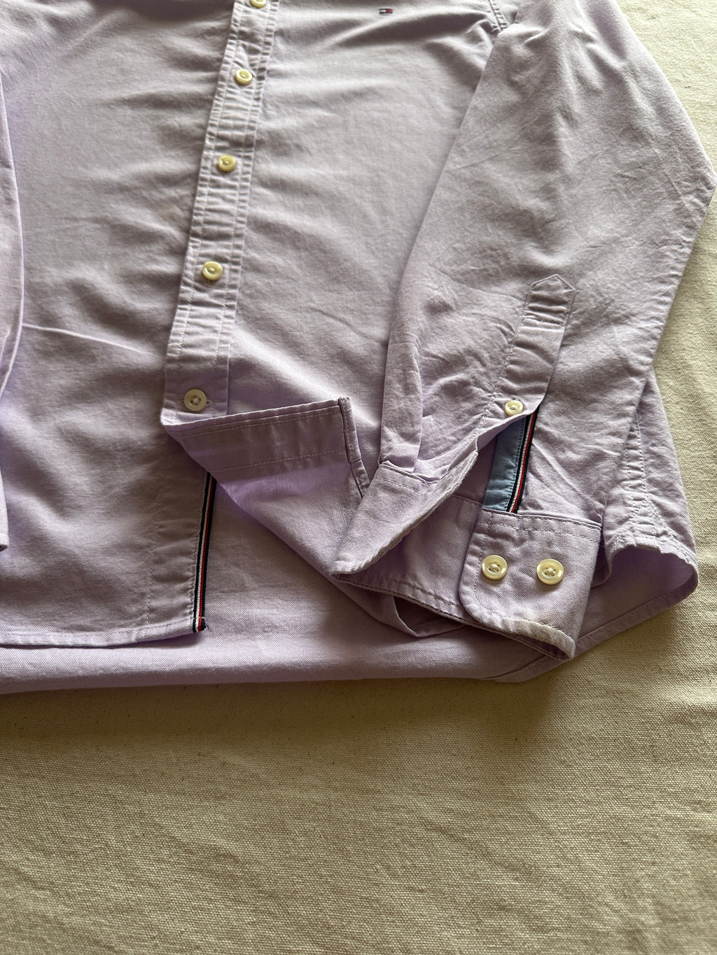 1. Tommy Hilfiger — Camisa Morada Claro, Talla XS