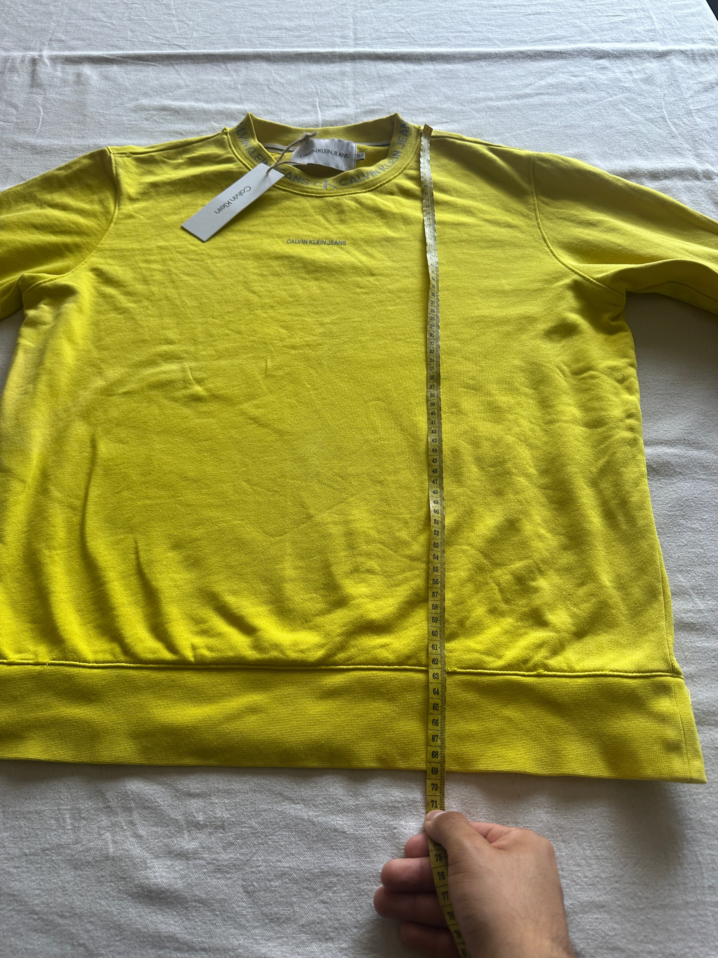Calvin Klein — Crewneck Amarillo, Talla L