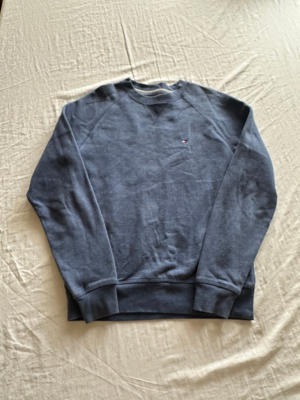 1. Tommy Hilfiger — Crewneck Azul, Talla XS