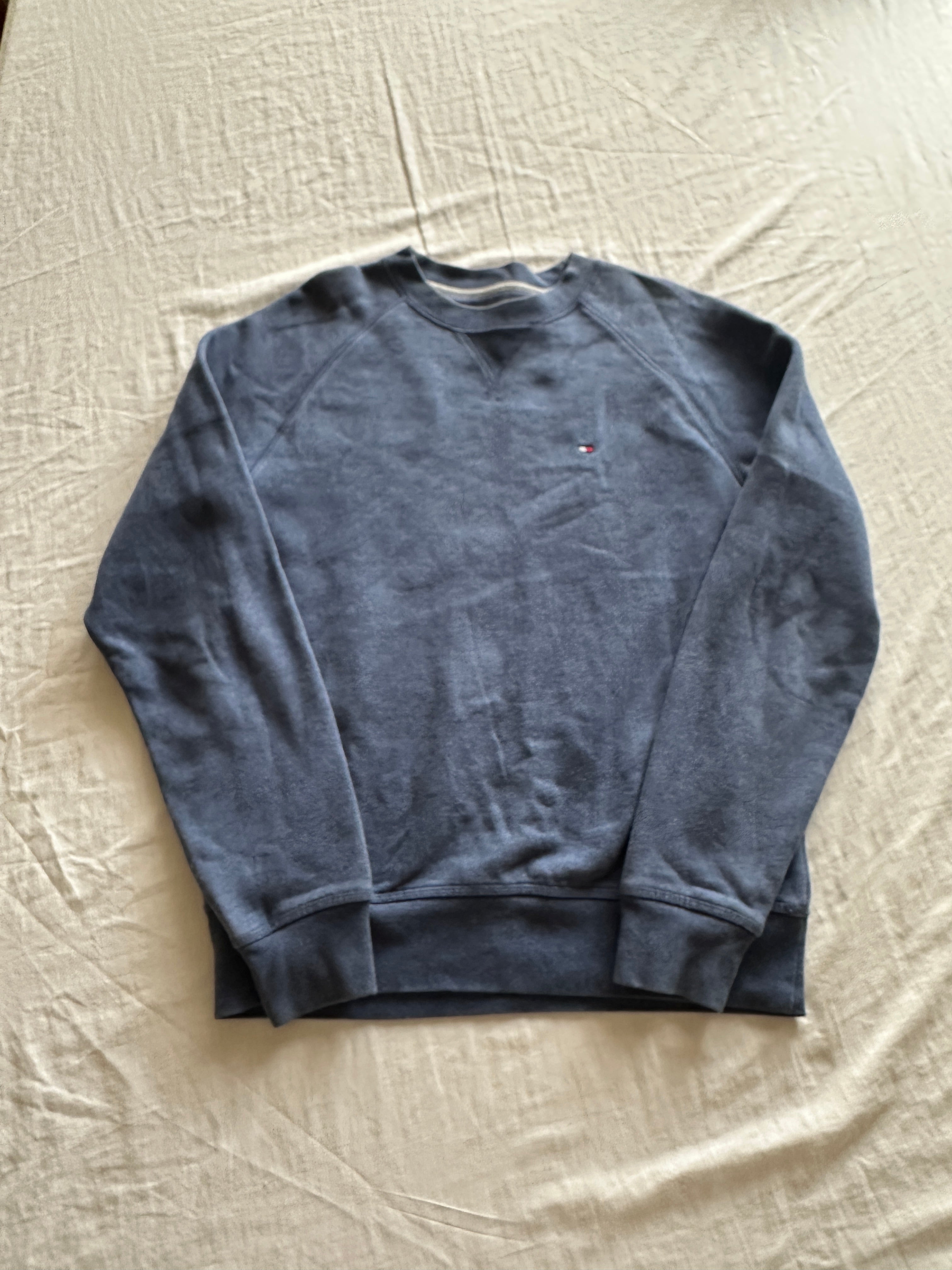 1. Tommy Hilfiger — Crewneck Azul, Talla XS